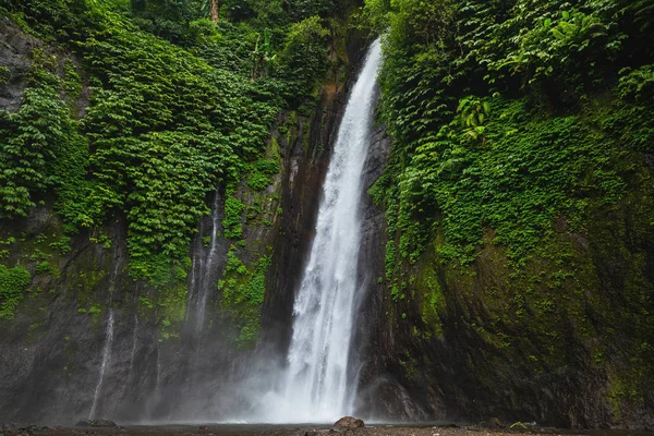 Wodospad Terjun Munduk. Wyspa Bali, Indonezja. — Zdjęcie stockowe