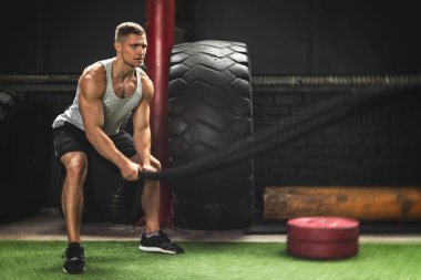 Adam onun çapraz eğitim wo sırasında savaş ipi egzersizleri yapıyor