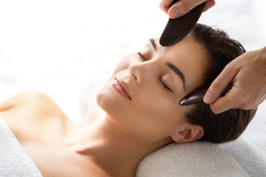 Çin geleneksel masaj sırasında Kadın - Gua Sha
