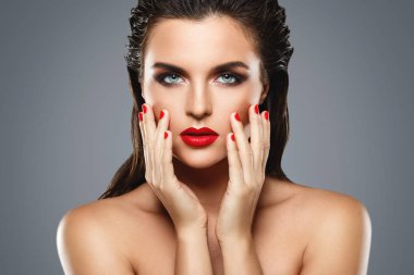 Kırmızı ruj ve tırnak p ile güzel genç kadın Portresi