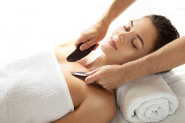 Çin geleneksel masaj sırasında Kadın - Gua Sha