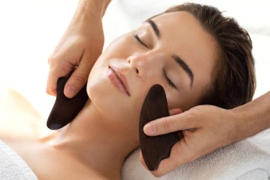 Çin geleneksel masaj sırasında Kadın - Gua Sha