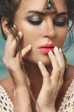 Kırmızı hintli kadın görüntüsünde muhteşem model