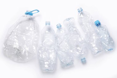 Kirlilik ve geri dönüşüm kavramları. Farklı kullanılan plastik bott