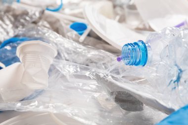 Farklı plastik atık yığını