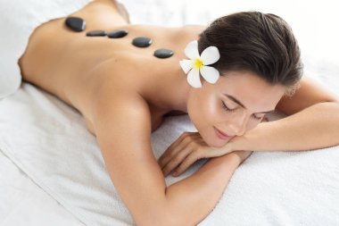 Sıcak taşlar masaj sırasında genç ve güzel kadın