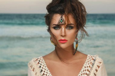 Kırmızı hintli kadın görüntüsünde muhteşem model