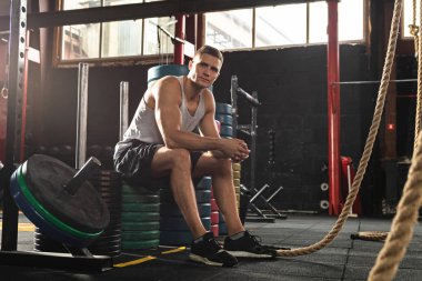 Adam onun çapraz eğitim egzersiz sonrası dinlenme