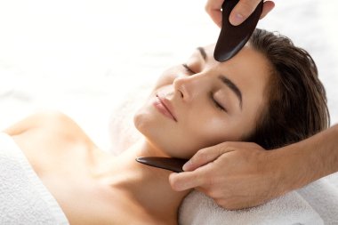 Çin geleneksel masaj sırasında Kadın - Gua Sha