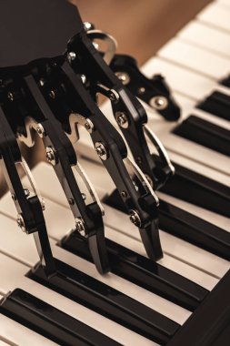 Piyano çalan nöral el protezi olan insan