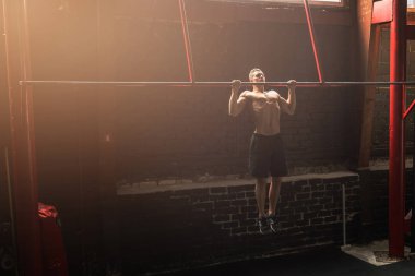 Güçlü adam spor salonunda egzersiz kadar çekin yapıyor