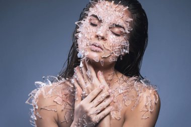 Kadın yüzü cam veya buz çok küçük parçalar ile kaplı