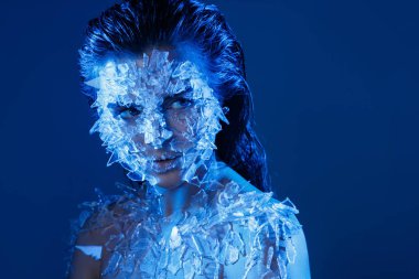 Kadın yüzü cam veya buz çok küçük parçalar ile kaplı