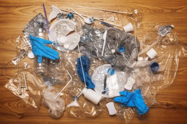 Ahşap yüzeyde farklı plastik atık yığını
