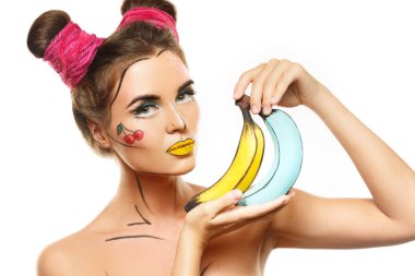 Muz tutan yaratıcı pop art makyaj ile güzel bir model