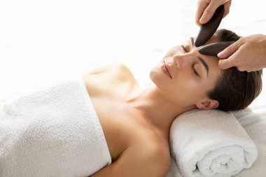 Çin geleneksel masaj sırasında Kadın - Gua Sha
