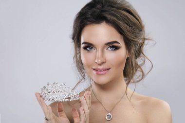 Diadem tutan genç güzel gelin portresi