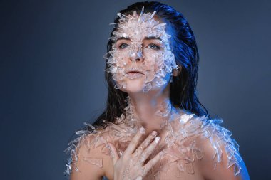 Kadın yüzü cam veya buz çok küçük parçalar ile kaplı