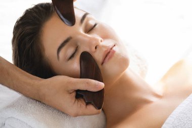 Çin geleneksel masaj sırasında Kadın - Gua Sha