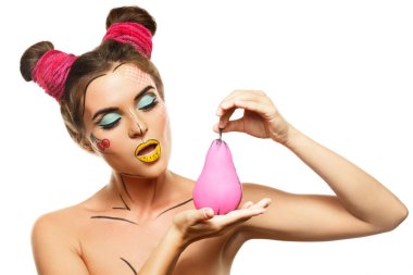 Armut meyve tutan yaratıcı pop art makyaj ile güzel bir model 