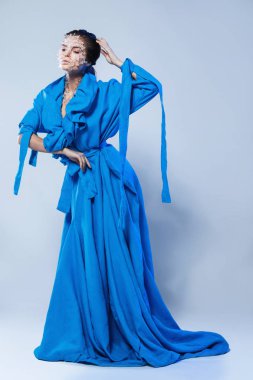 Yüzünde cam veya buz parçaları olan kadın, güzellik uzmanı giyiyor