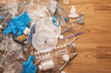 Ahşap yüzeyde farklı plastik atık yığını