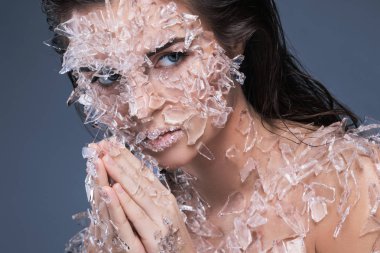 Kadın yüzü cam veya buz çok küçük parçalar ile kaplı