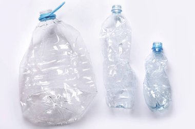 Kirlilik ve geri dönüşüm kavramları. Farklı kullanılan plastik bott