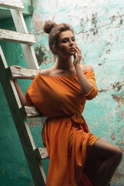 Şehvetli kadın eski ahşap delikanlı üzerinde güzel uzun elbise giyiyor