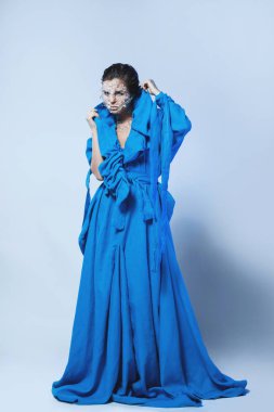 Yüzünde cam veya buz parçaları olan kadın, güzellik uzmanı giyiyor