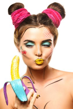 Muz tutan yaratıcı pop art makyaj ile güzel bir model