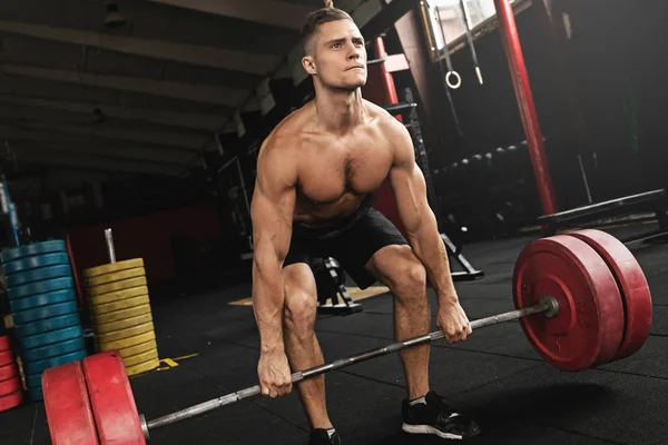 Kreuzheben. Mann beim Training im Fitnessstudio — Stockfoto