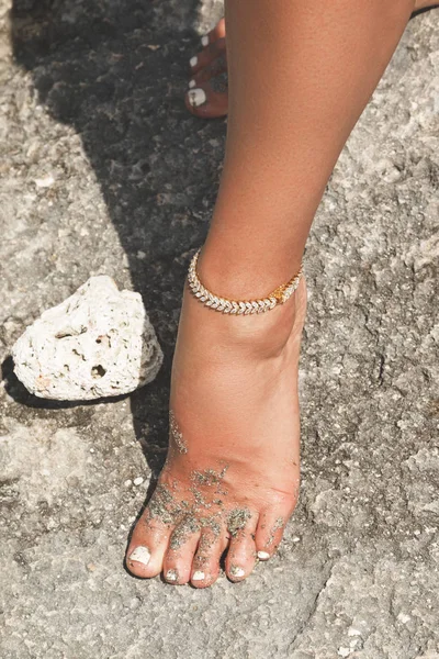 Hermoso pie femenino y elegante tobillera — Foto de Stock