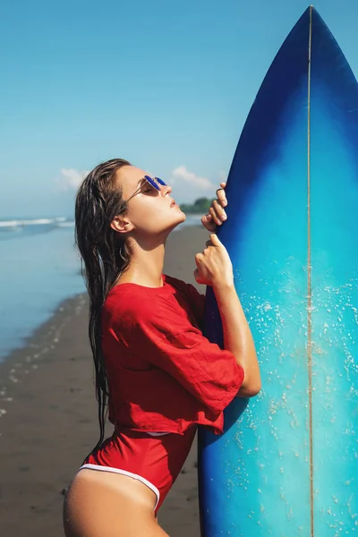 Mulher sexy surfista com shortboard na praia — Fotografia de Stock