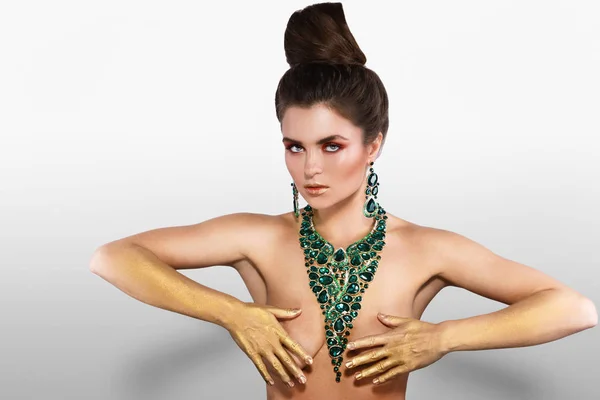 Sexy vrouw het dragen van grote mooie ketting met veel edelstenen — Stockfoto
