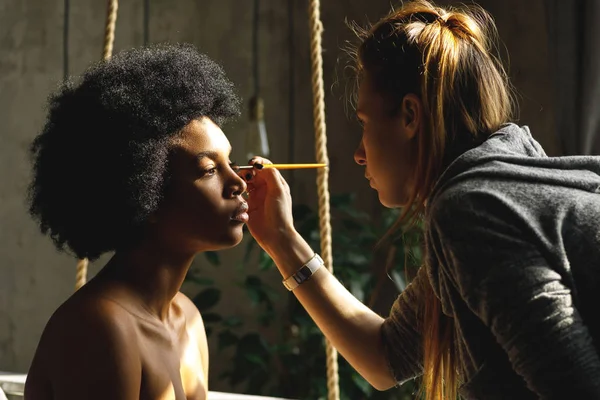 Artista de maquiagem profissional e modelo africano — Fotografia de Stock