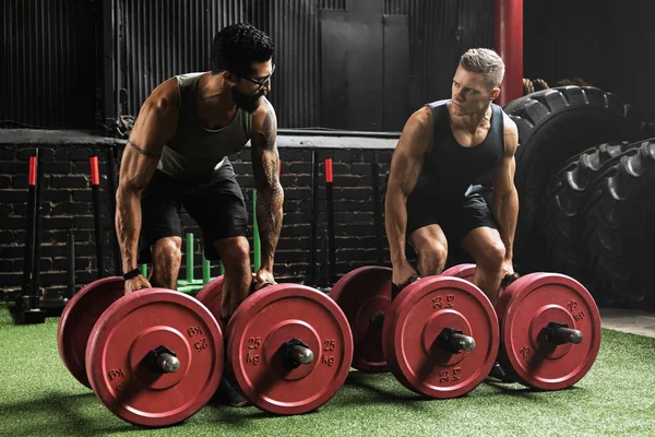 Hommes musclés pendant la compétition dans l'exercice de marche de l'agriculteur — Photo