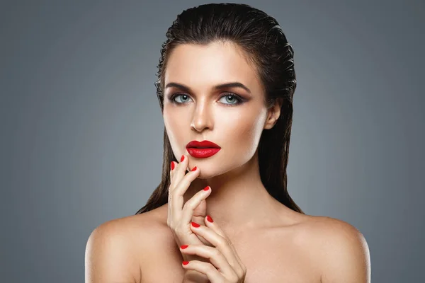 赤い口紅と爪を持つ美しい若い女性の肖像画 — ストック写真