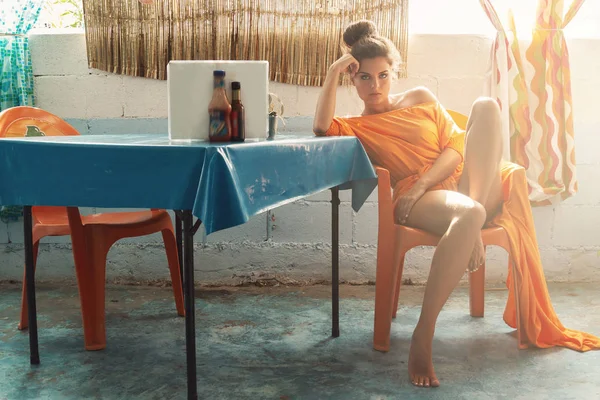 Mujer con estilo en hermoso vestido naranja sentado en el viejo authe —  Fotos de Stock