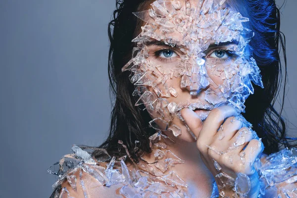 Sok kis darab üveg-vagy jégborítóval borított női arc — Stock Fotó