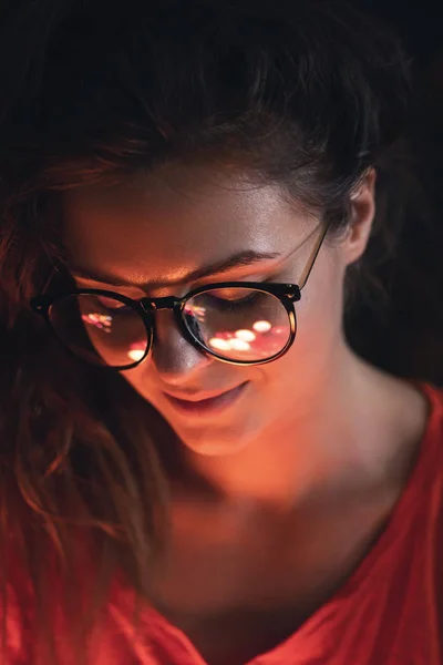 Молодая женщина с отражением светящихся светящихся шаров в ее глаза gl — стоковое фото