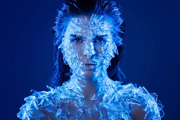 Kvinnlig ansikte täckt med mycket små bitar av glas eller is — Stockfoto
