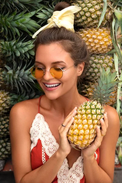 Młoda i szczęśliwa kobieta z kupą ananasów na lokalnej Tha — Zdjęcie stockowe