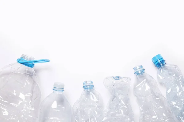 Concetti di inquinamento e riciclaggio. Diversi bott di plastica utilizzati — Foto Stock