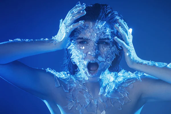 Cara femenina cubierta con muchos trozos pequeños de vidrio o hielo — Foto de Stock