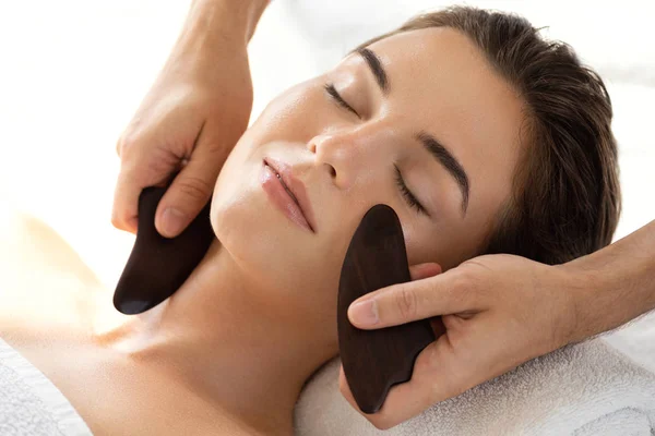 Nő során a hagyományos kínai masszázs-Gua SHA — Stock Fotó