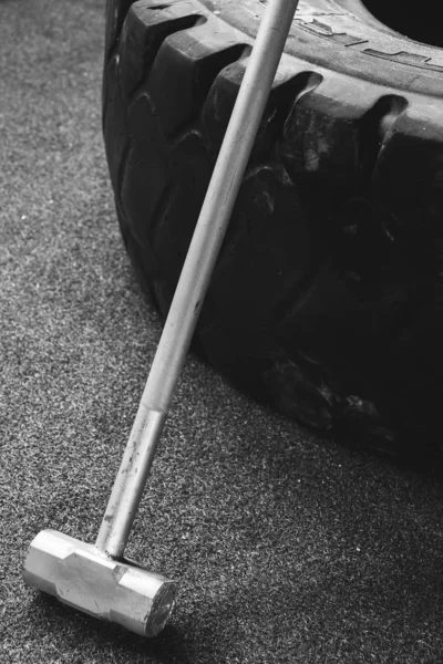 Sledgehammer en band voor training — Stockfoto