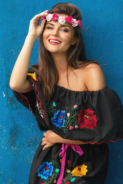 Joven hermosa mujer vistiendo vestido tradicional mexicano —  Fotos de Stock