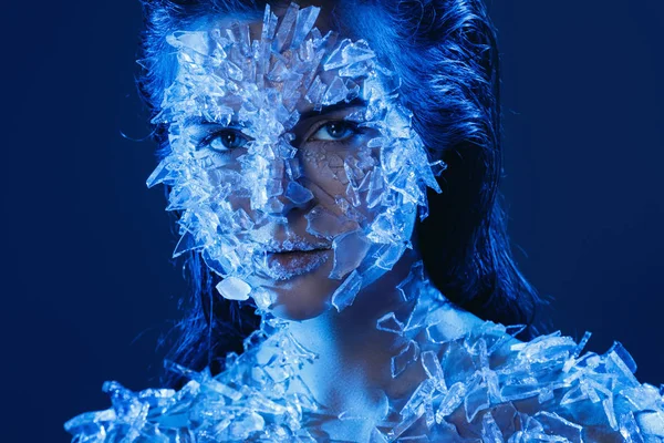 Rosto feminino coberto com muito pequenos pedaços de vidro ou gelo — Fotografia de Stock