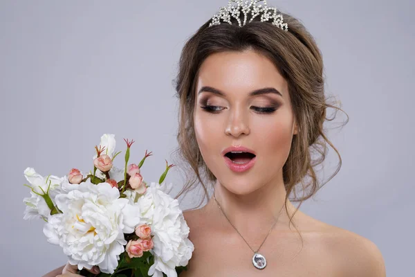 Retrato de joven novia hermosa con ramo de flores — Foto de Stock